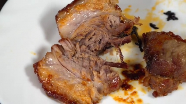 Запечённая свиная лопатка на кости в карамельном панцире.