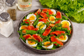 Салат из форели с рукколой