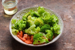 Салат из брокколи с яйцом и помидорами