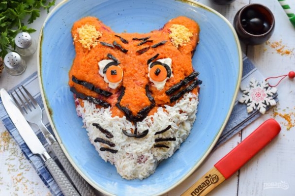Салат "Селедка под шубой" в виде Тигра на Новый год Салат "Селедка под шубой" в виде Тигра на Новый год