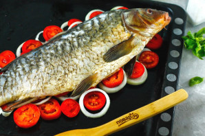 Карп запеченный с помидорами и луком Карп запеченный с помидорами и луком