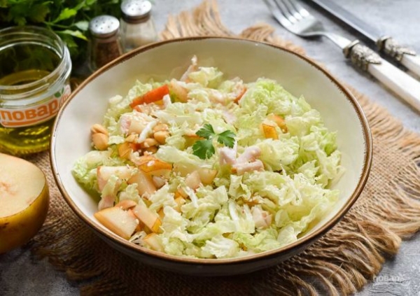 Салат "Красотка" с копченой курицей и грушей Салат "Красотка" с копченой курицей и грушей