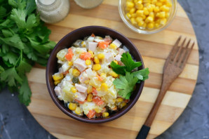 Салат с копченым мясом и кукурузой