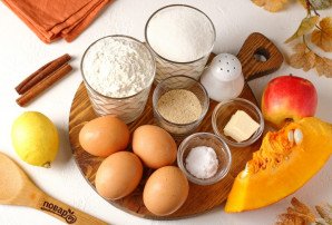 Пирог с тыквой и яблоками в мультиварке