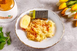 Салат красоты из овсяных хлопьев и яблока