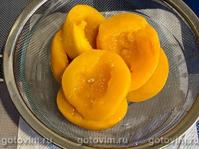 Торт из орехового безе с желе из творога и персиков