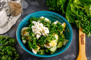 Салат с рукколой, яйцом и огурцом