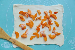 Слоеный рулет с абрикосами