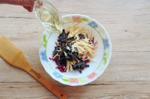 Салат из свеклы с черносливом и яблоками