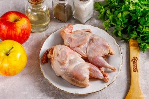 Перепелки с яблоками в духовке