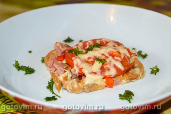 Ленивая «пицца» из сушек с колбасой и сыром Ленивая «пицца» из сушек с колбасой и сыром