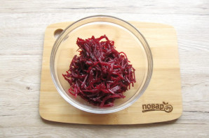 Салат из свеклы с яблоком и орехами