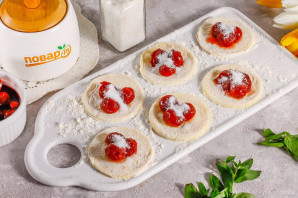 Жареные вареники с вишней