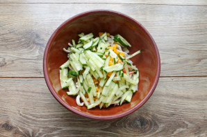 Салат с кальмарами, креветками и кукурузой