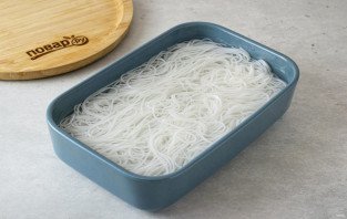 Салат из рисовой лапши