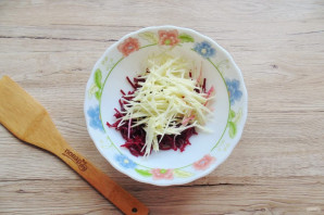 Салат из свеклы с черносливом и яблоками