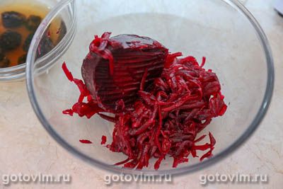 Рулет из свинины со свеклой и черносливом в беконе Рулет из свинины со свеклой и черносливом в беконе