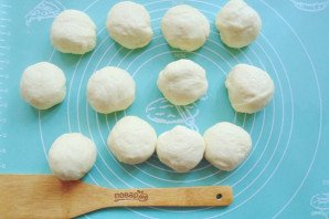 Дрожжевые рогалики с вишней