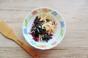 Салат из свеклы с черносливом и яблоками