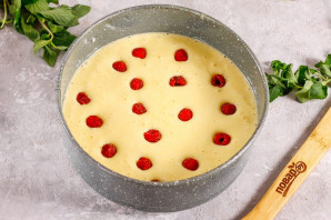 Пирог "Бабка" с малиной