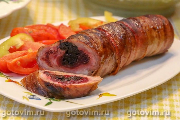 Рулет из свинины со свеклой и черносливом в беконе Рулет из свинины со свеклой и черносливом в беконе