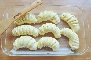 Дрожжевые рогалики с вишней