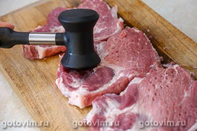 Отбивные из свиной шейки с картофелем, запеченные в томатом соусе 