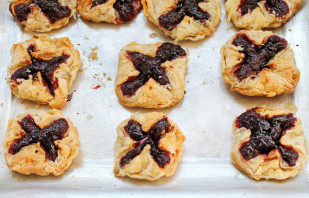 Конвертики с джемом из черной смородины Конвертики с джемом из черной смородины