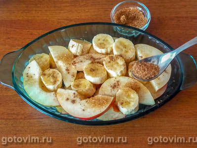 Десерт из запеченных с ромом фруктов