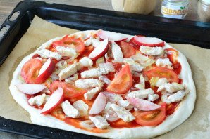 Пицца с курицей и персиками