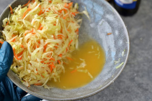 Салат с пикантной капустой и кукурузой