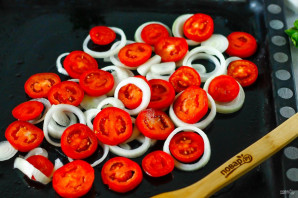 Карп запеченный с помидорами и луком Карп запеченный с помидорами и луком