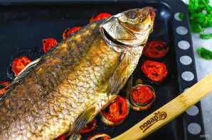 Карп запеченный с помидорами и луком Карп запеченный с помидорами и луком