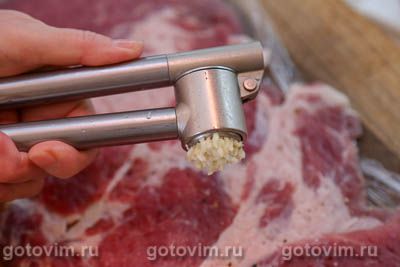 Рулет из свинины со свеклой и черносливом в беконе Рулет из свинины со свеклой и черносливом в беконе