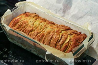 Кекс на кефире с яблочными дольками и карамельной корочкой Кекс на кефире с яблочными дольками и карамельной корочкой