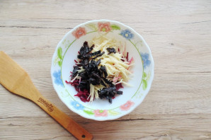 Салат из свеклы с черносливом и яблоками