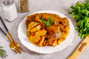 Утка с яблоками в казане