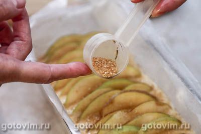 Кекс на кефире с яблочными дольками и карамельной корочкой Кекс на кефире с яблочными дольками и карамельной корочкой