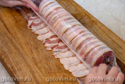 Рулет из свинины со свеклой и черносливом в беконе Рулет из свинины со свеклой и черносливом в беконе