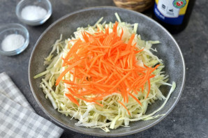 Салат с пикантной капустой и кукурузой