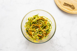 Салат из кабачков и огурцов по-корейски Салат из кабачков и огурцов по-корейски