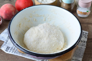 Пицца с курицей и персиками