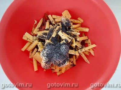 Салат из курицы с сыром, помидорами и маком