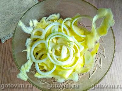 Куриные голени с овощной стружкой из кабачков