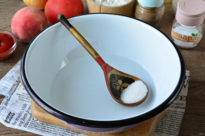 Пицца с курицей и персиками