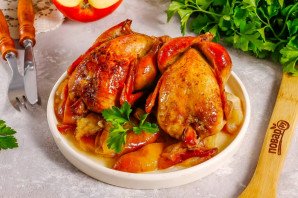 Перепелки с яблоками в духовке