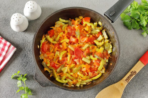 Щи с солеными огурцами и свежей капустой Щи с солеными огурцами и свежей капустой