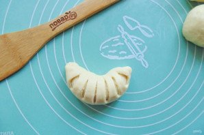 Дрожжевые рогалики с вишней