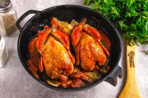 Перепелки с яблоками в духовке