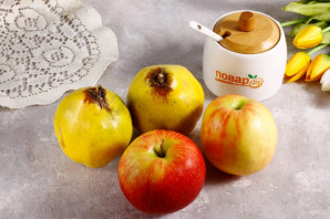 Запеченная айва с яблоками